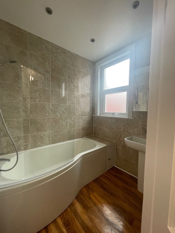 Room Thorpe Road in Greater London