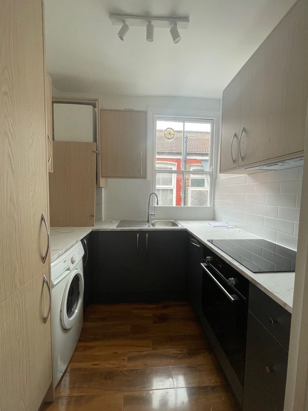 Room Thorpe Road in Greater London