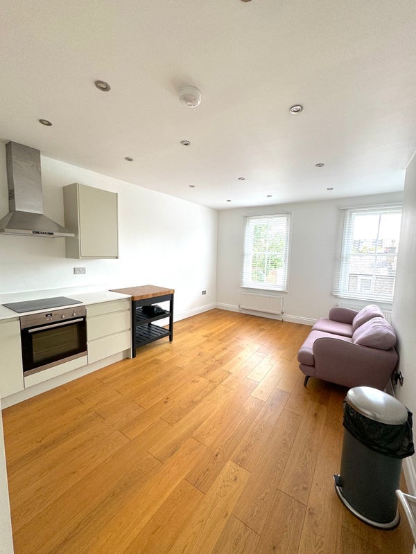 Flat Goldhawk Road in Greater London