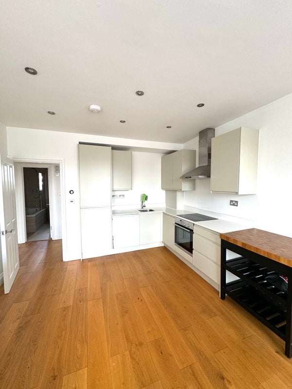 Flat Goldhawk Road in Greater London