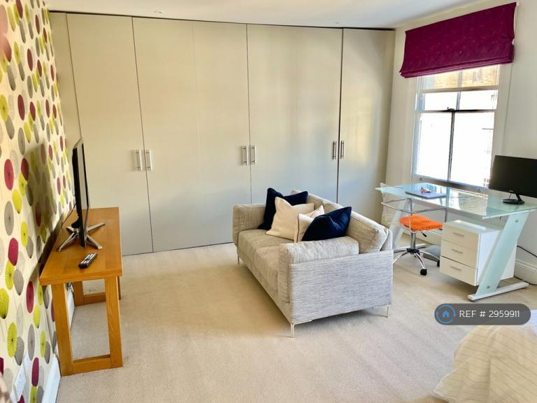 Room Peel Street in Greater London