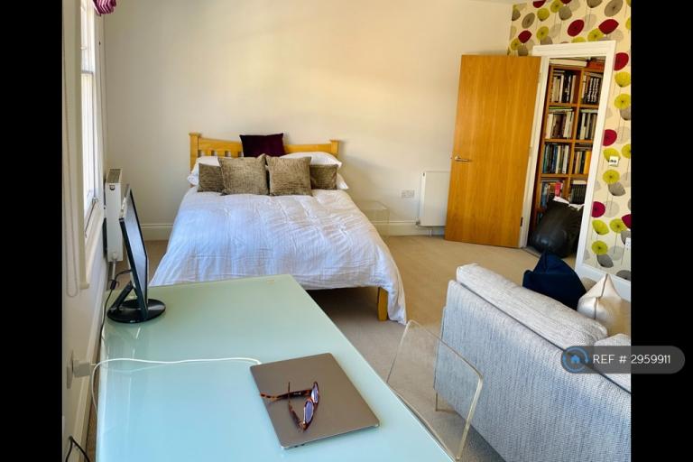 Room Peel Street in Greater London