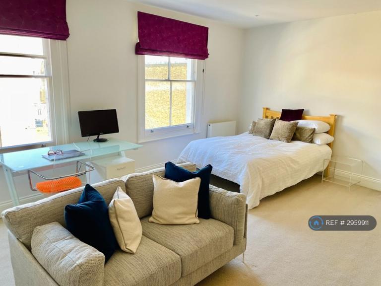 Room Peel Street in Greater London