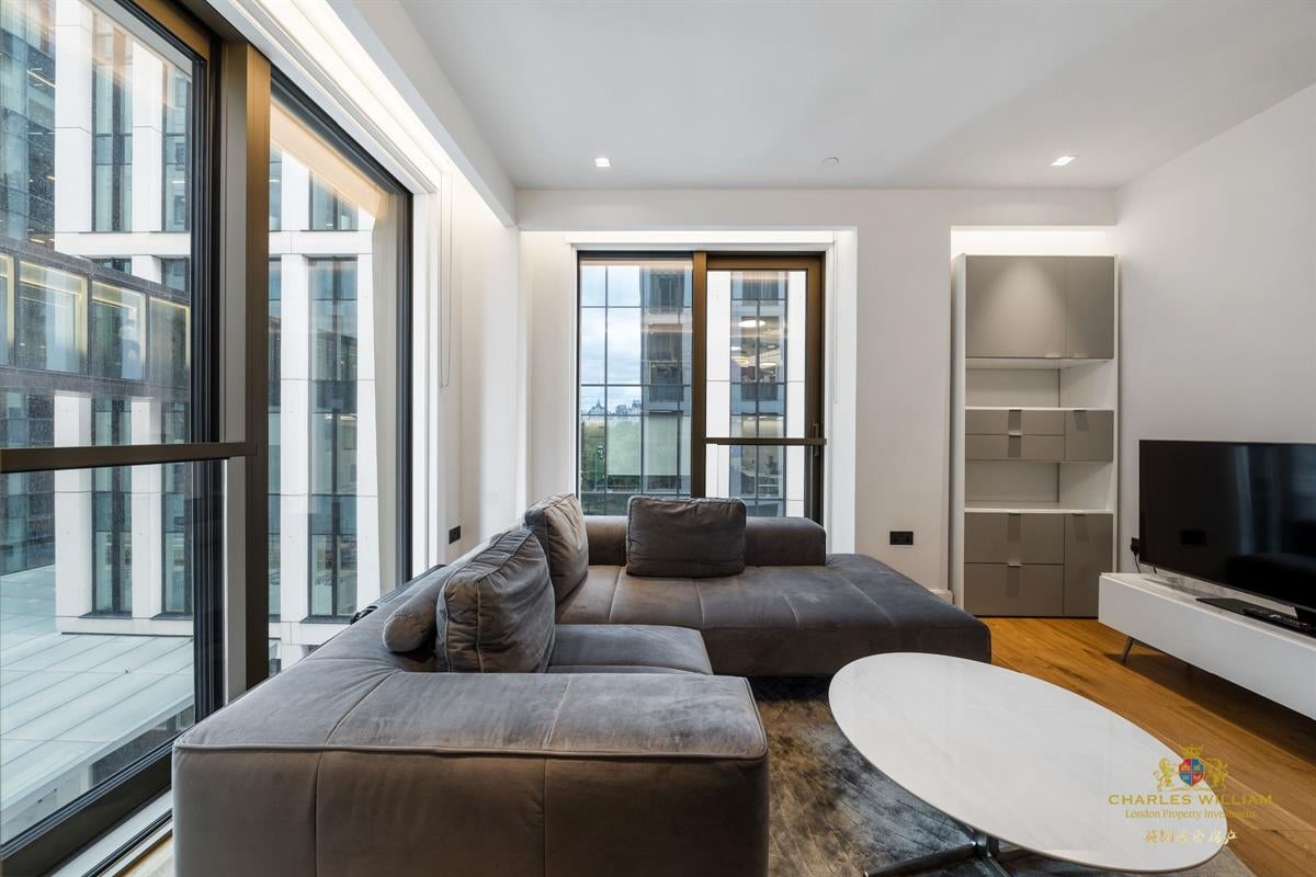 Flat Belvedere Road in Greater London