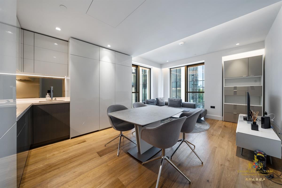 Flat Belvedere Road in Greater London