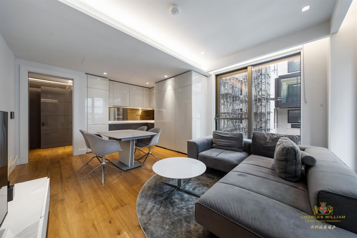 Flat Belvedere Road in Greater London