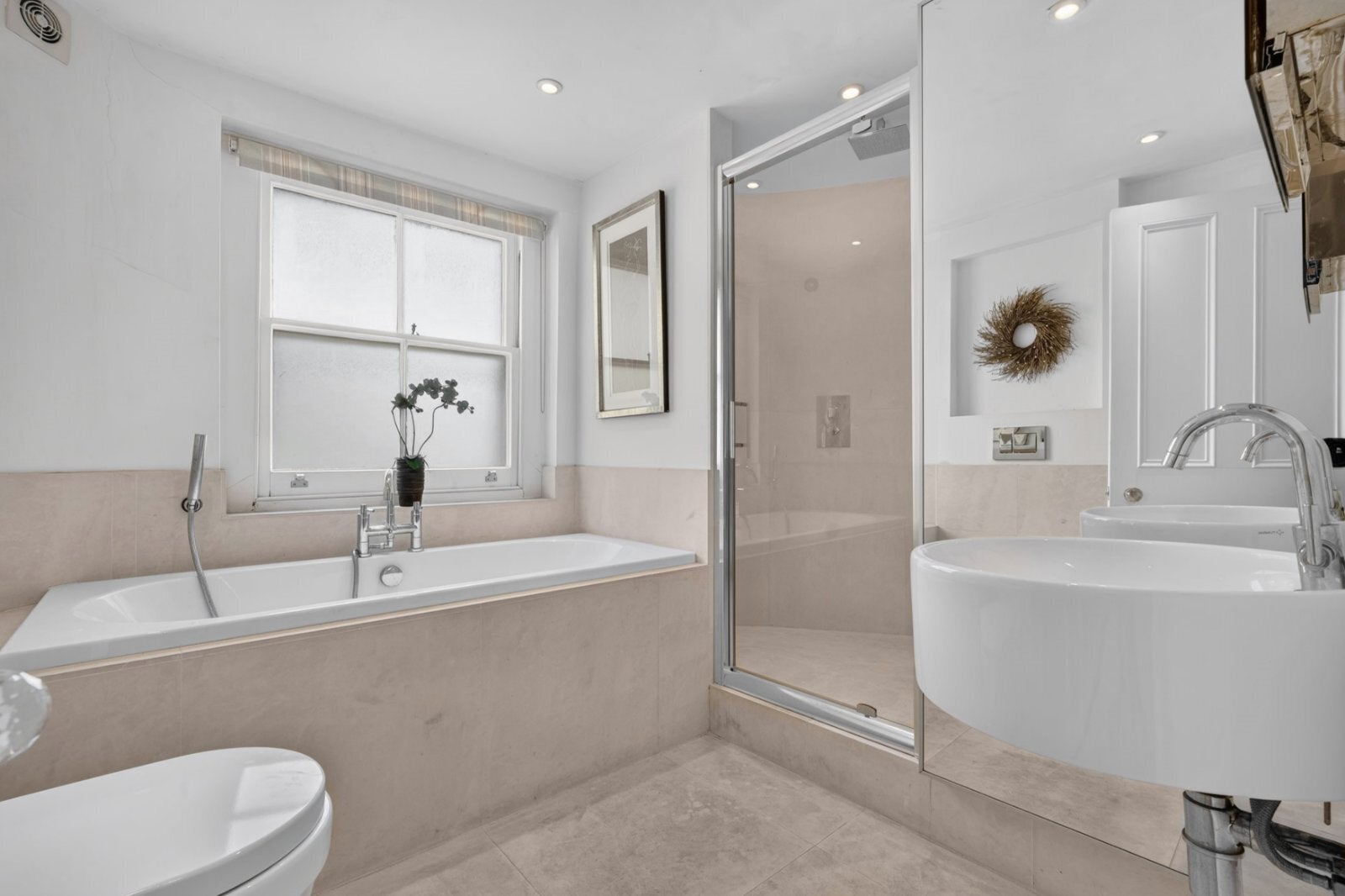 Flat Linden Gardens in Greater London