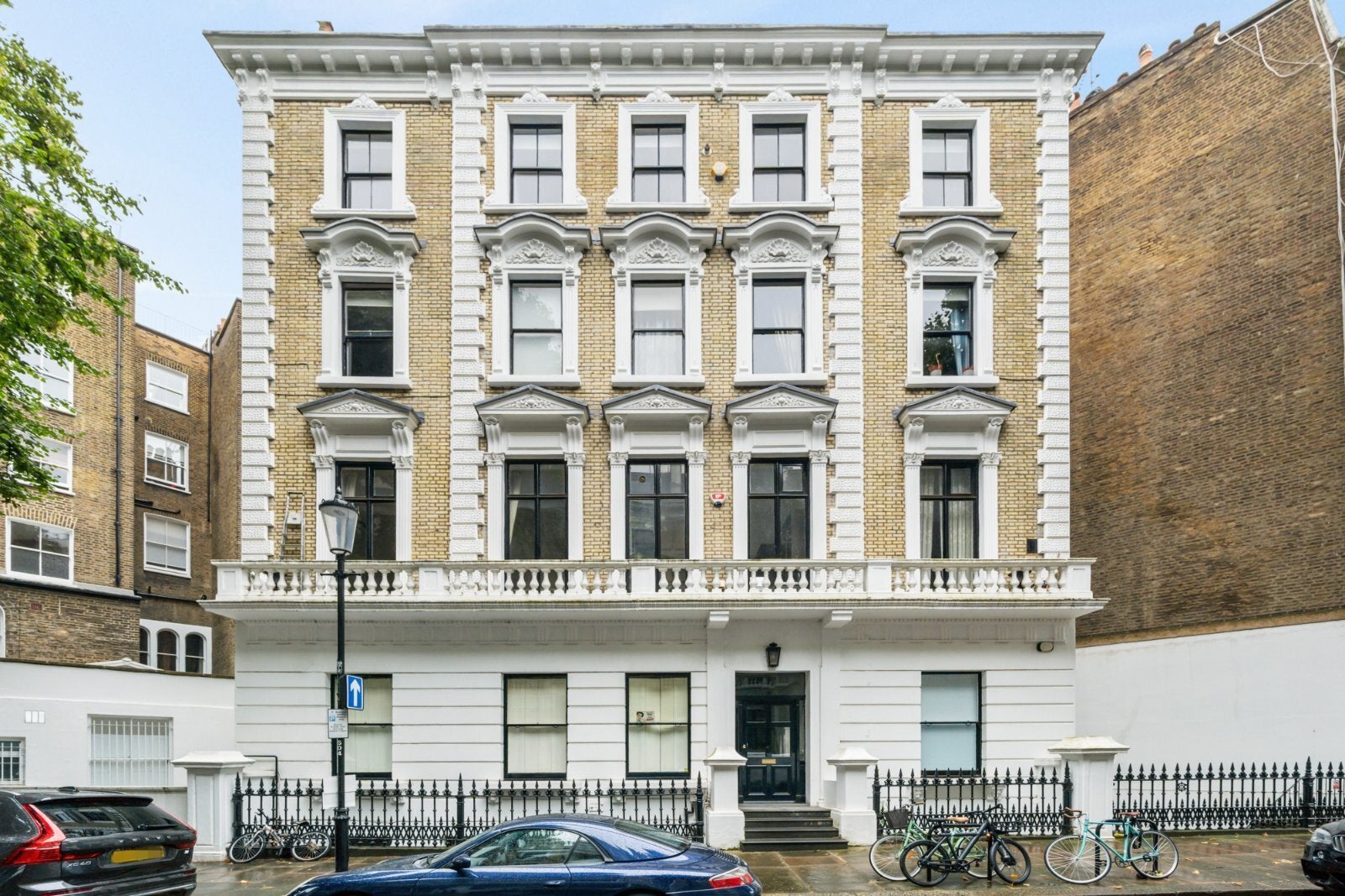 Flat Linden Gardens in Greater London
