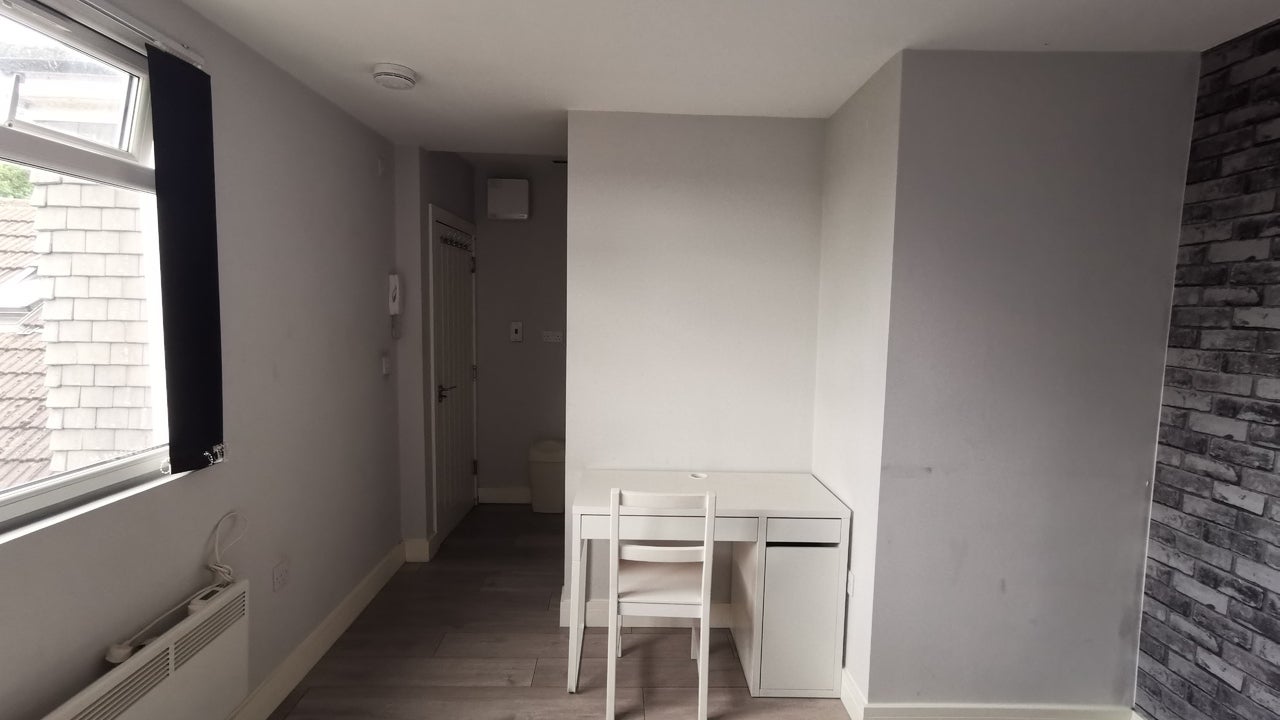 Room Ashburnham Road in Luton
