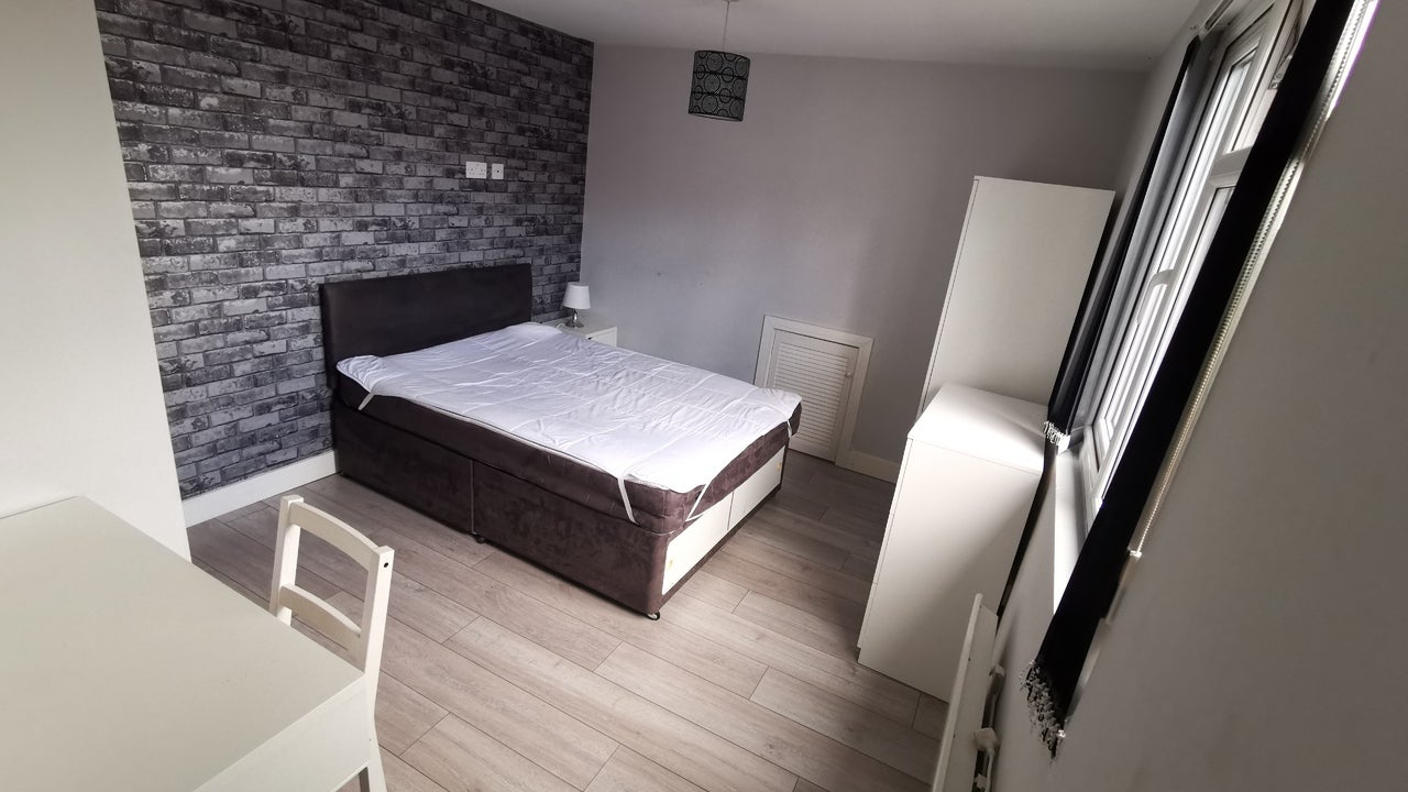 Room Ashburnham Road in Luton