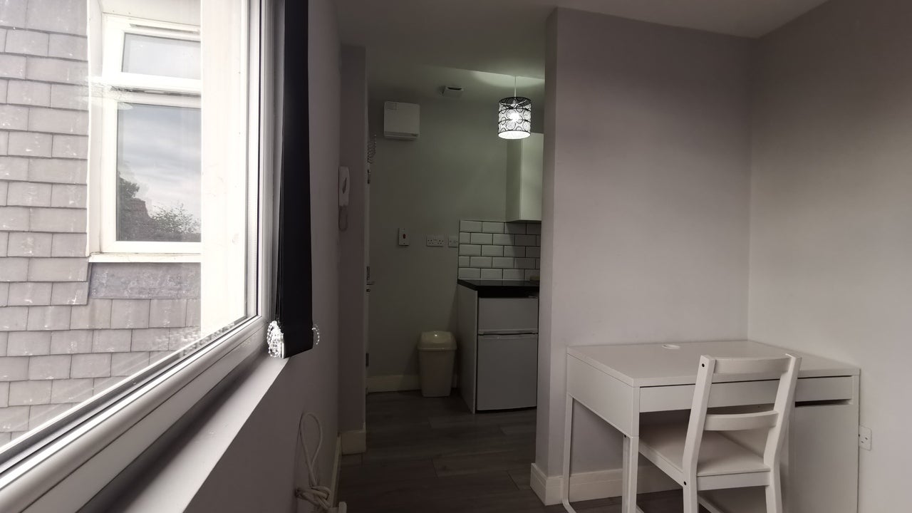 Room Ashburnham Road in Luton