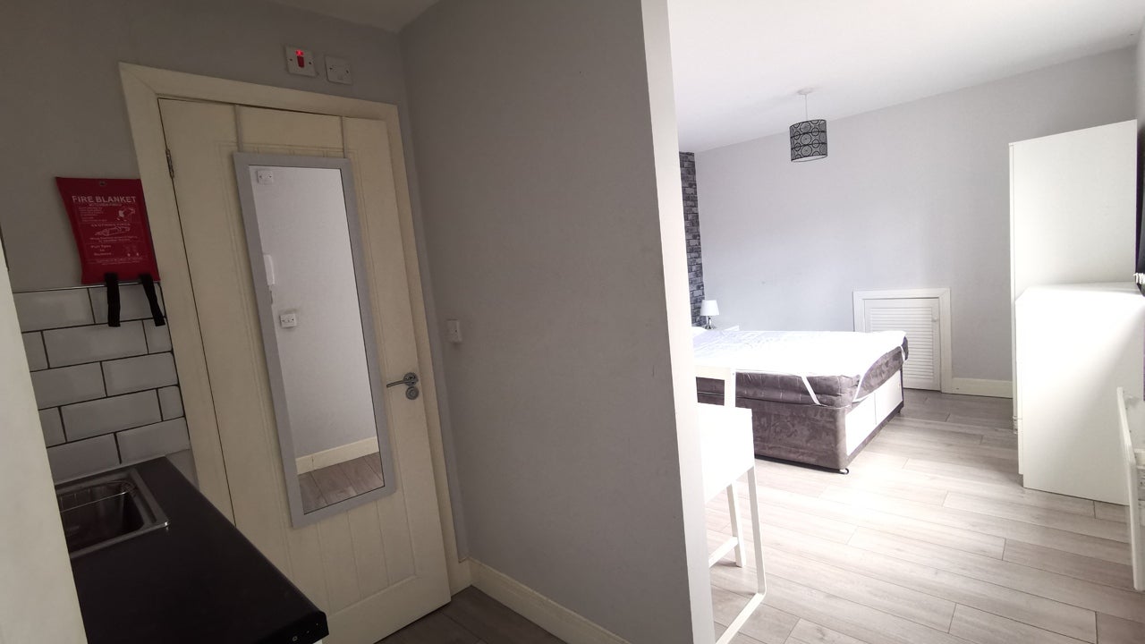 Room Ashburnham Road in Luton