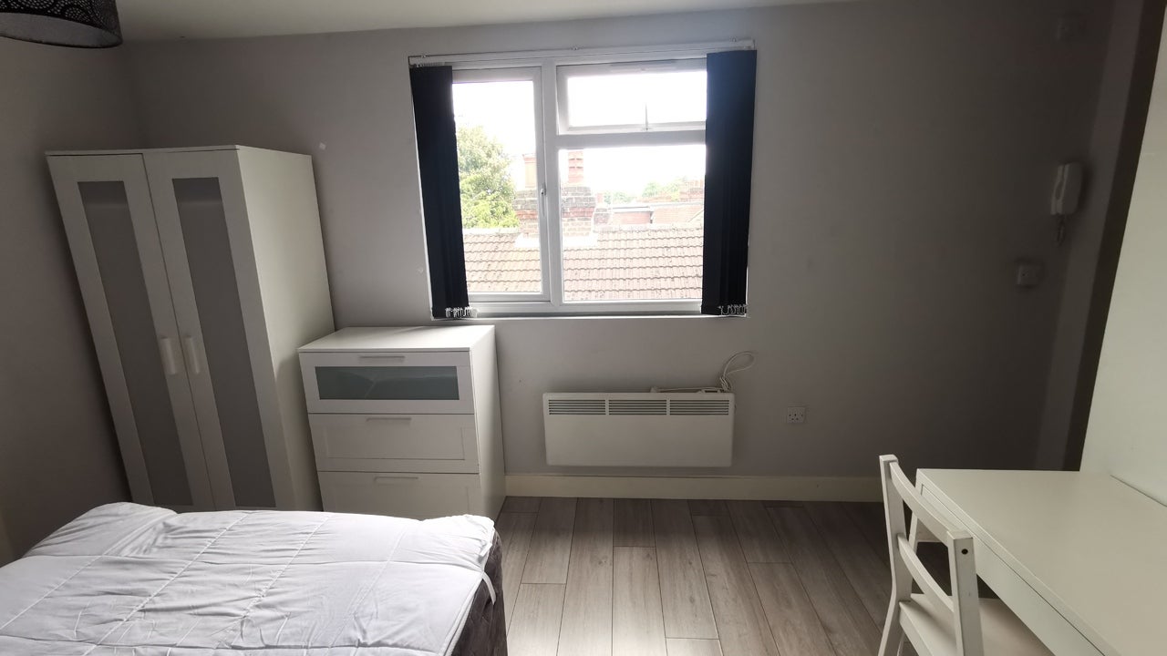 Room Ashburnham Road in Luton