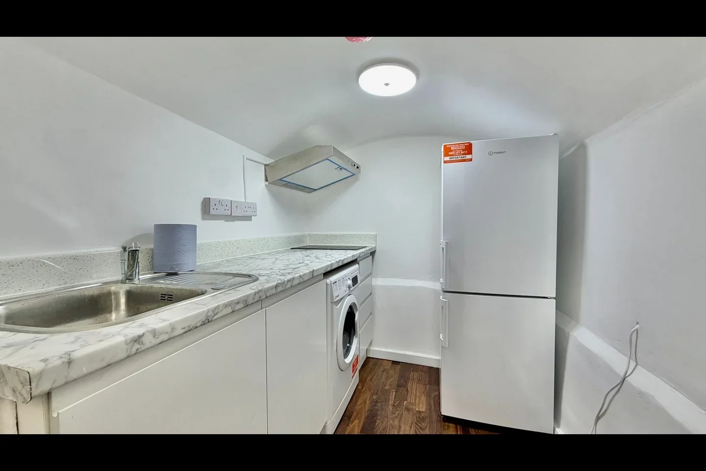 Flat Longridge Road in Greater London