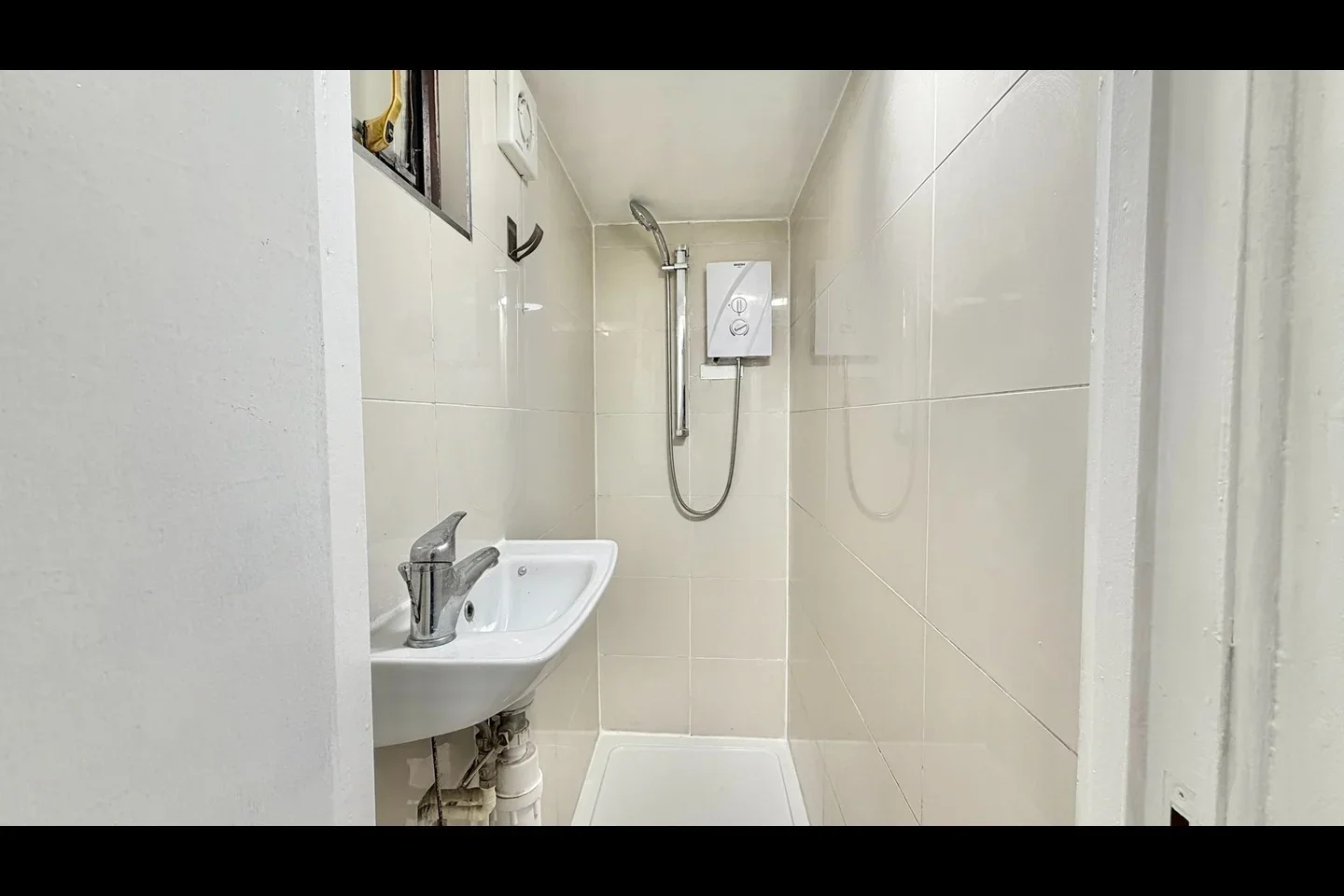 Flat Longridge Road in Greater London