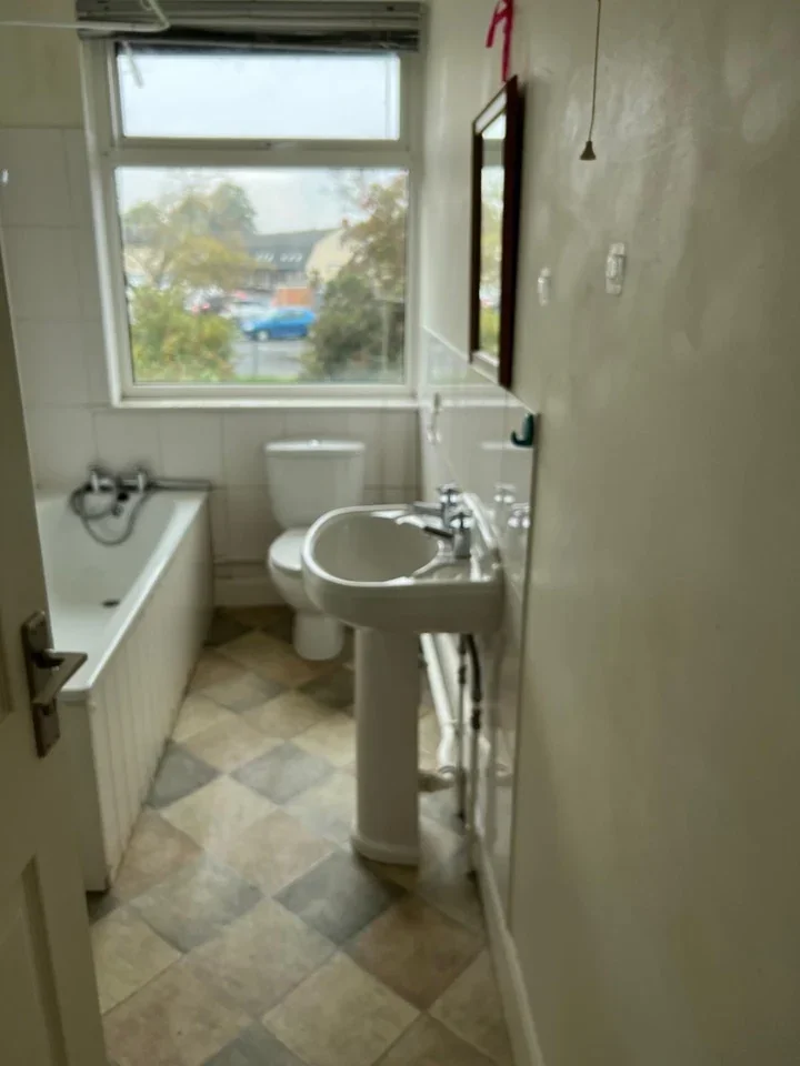 Room Priory Avenue in Taunton
