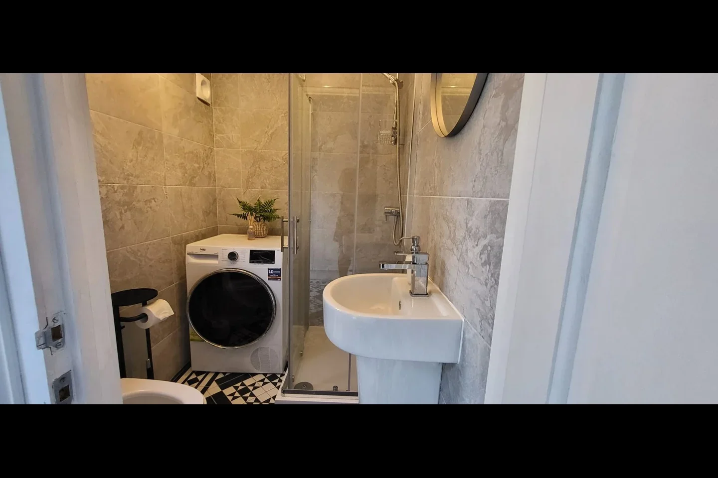 Room Richmond Road in Greater London