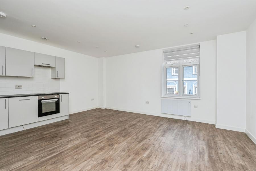 Flat Cambridge Road in Farnborough