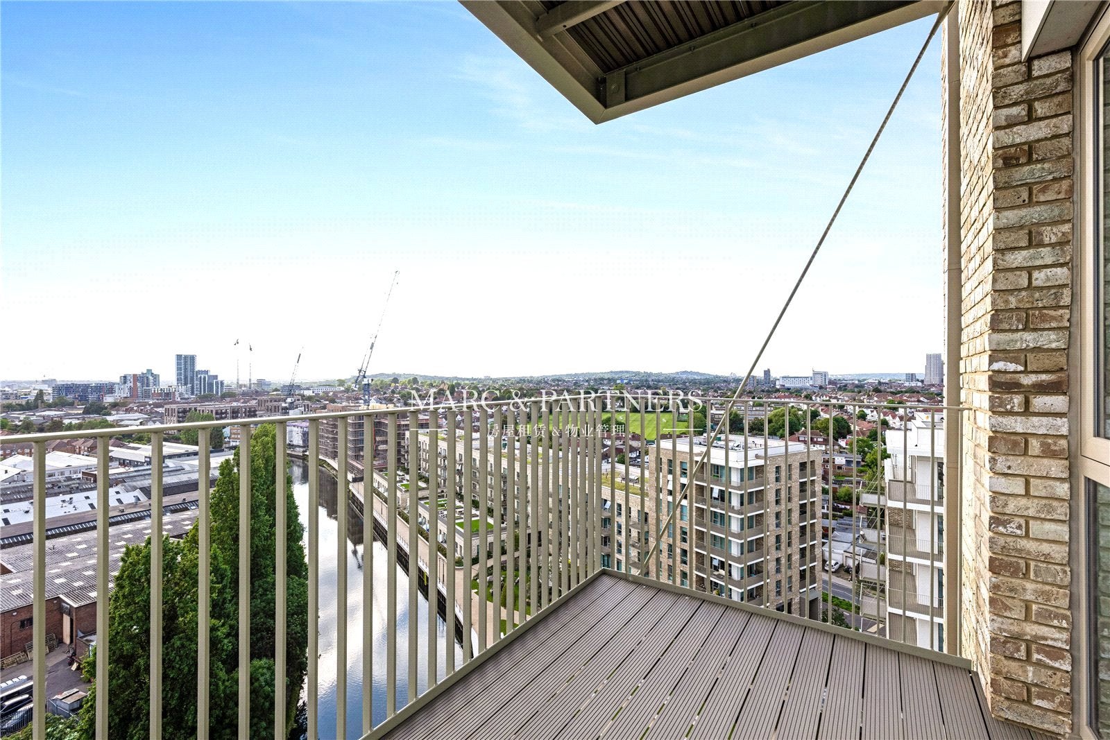 Flat Beresford Avenue in Greater London