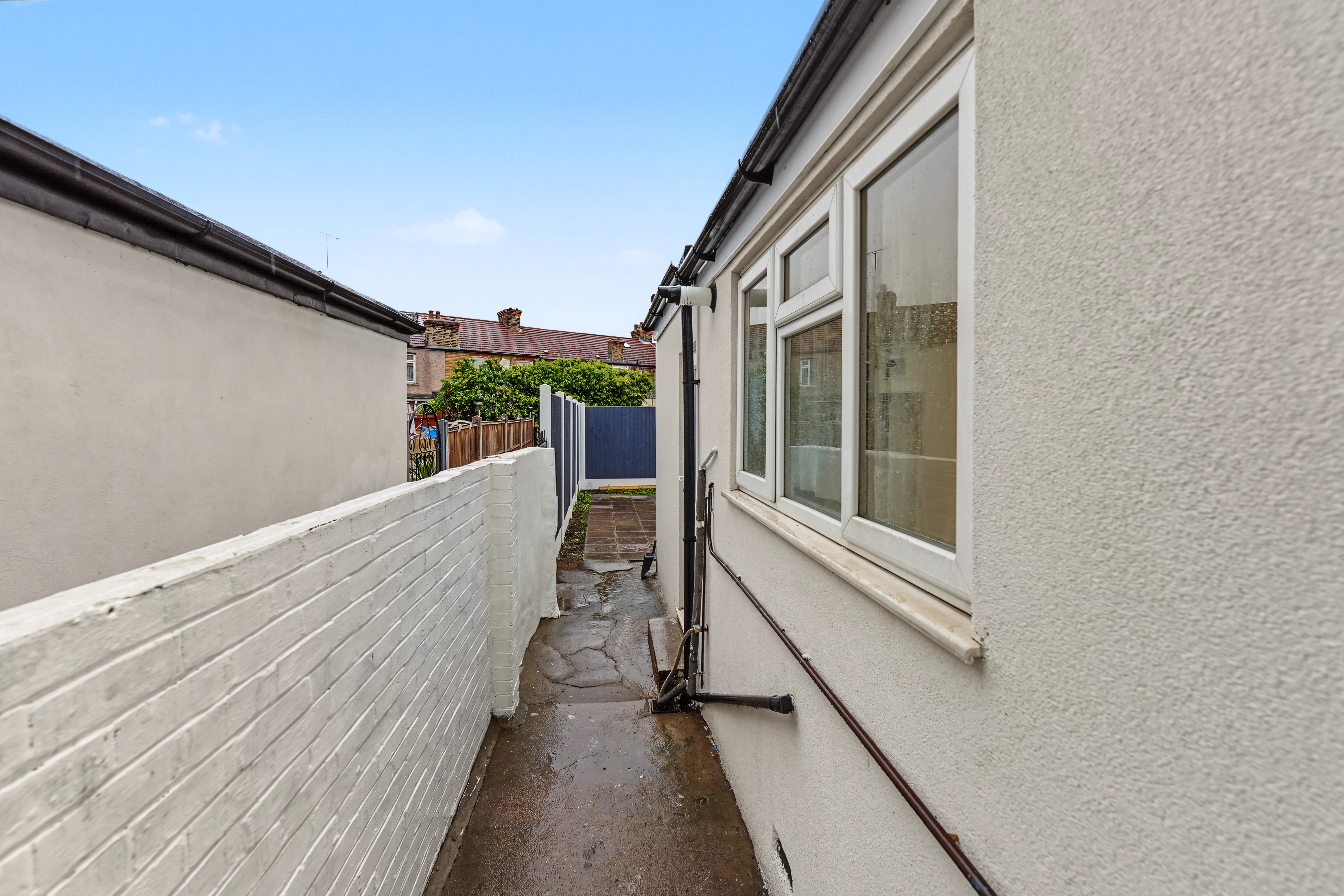 House Eastbury Avenue in Greater London