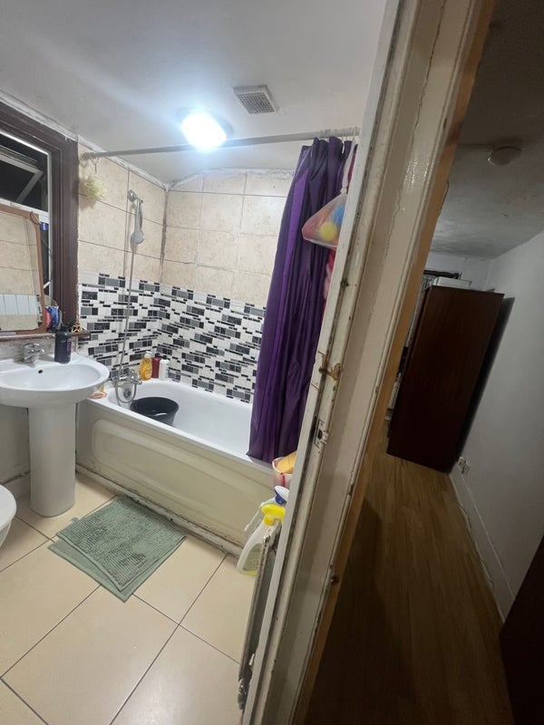 Room Bristol Road in Greater London