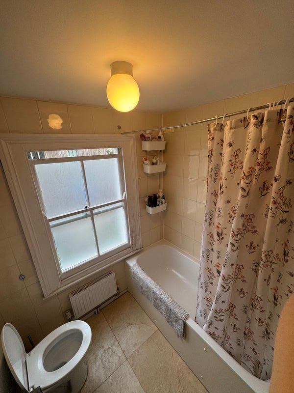 Room Balham Grove in Greater London