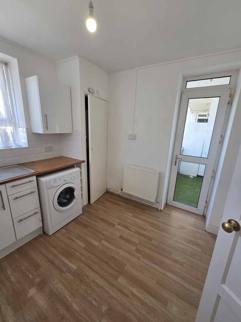 Flat Upney Lane in Greater London