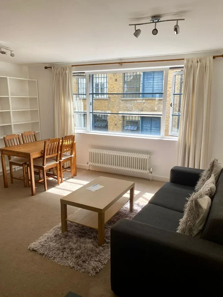 Flat Long Lane in Greater London