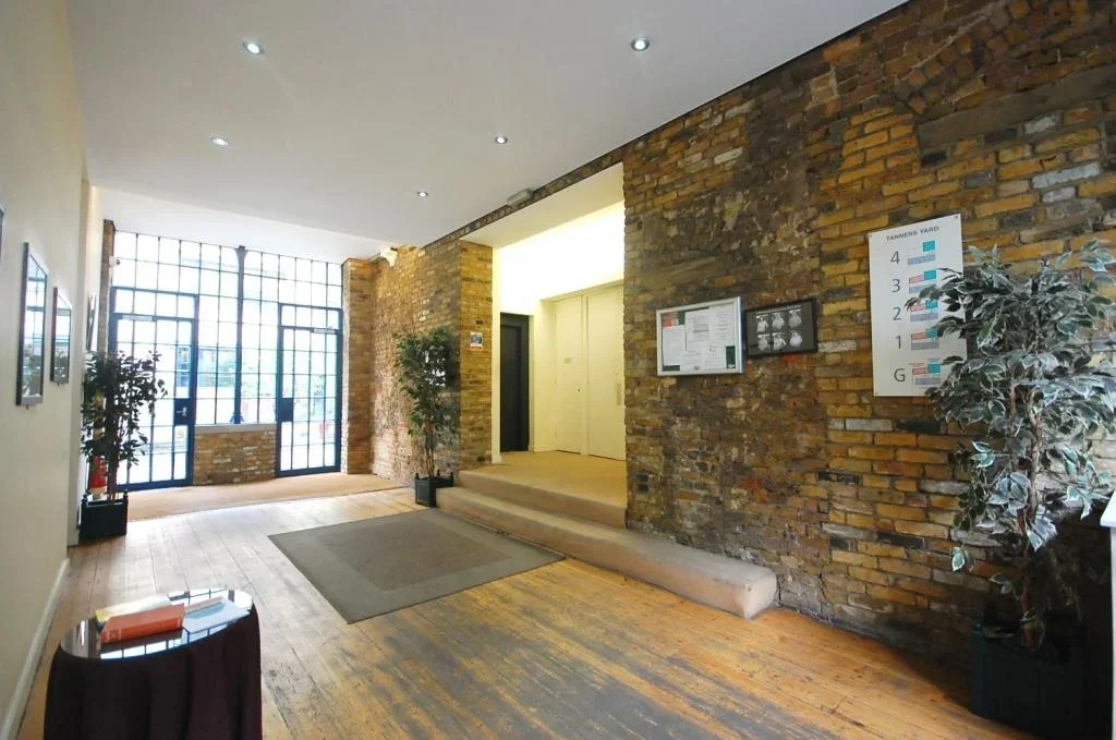 Flat Long Lane in Greater London