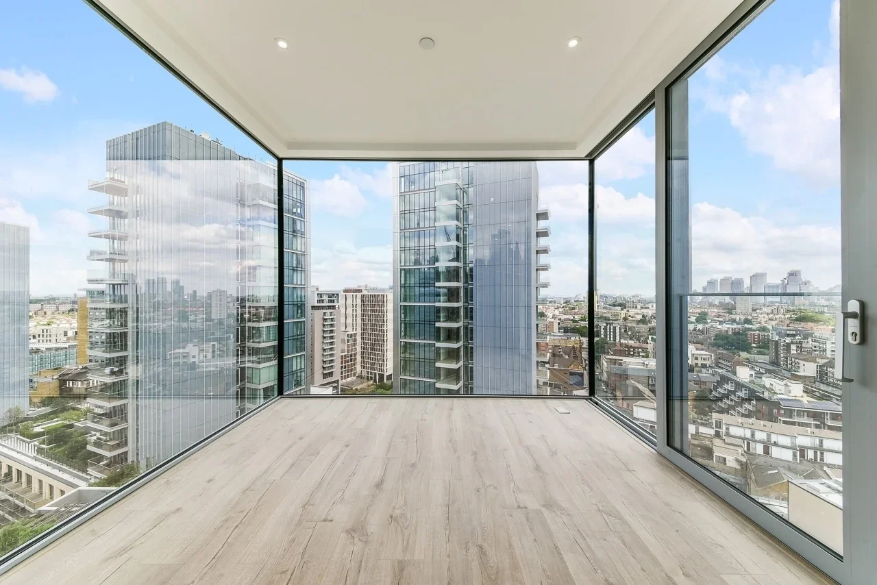 Flat Piazza Walk in Greater London