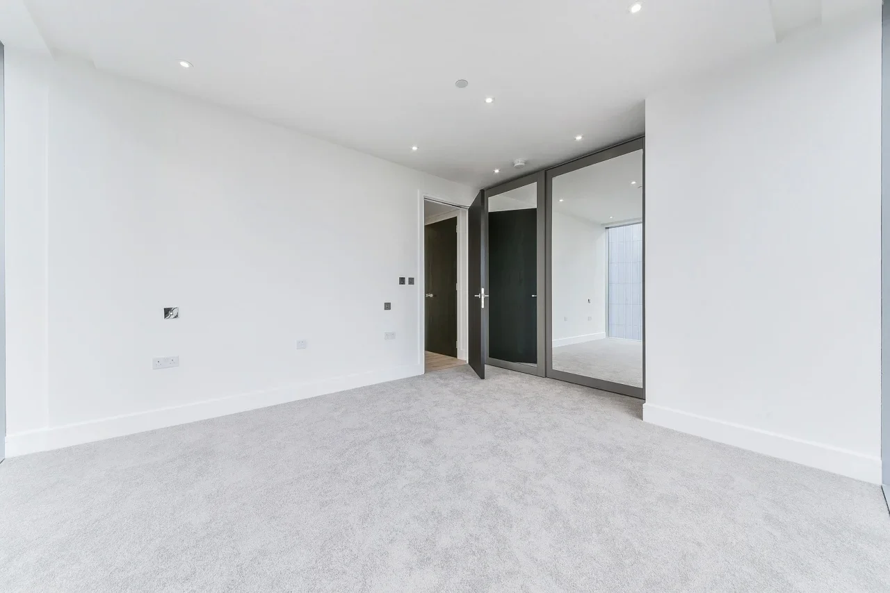 Flat Piazza Walk in Greater London