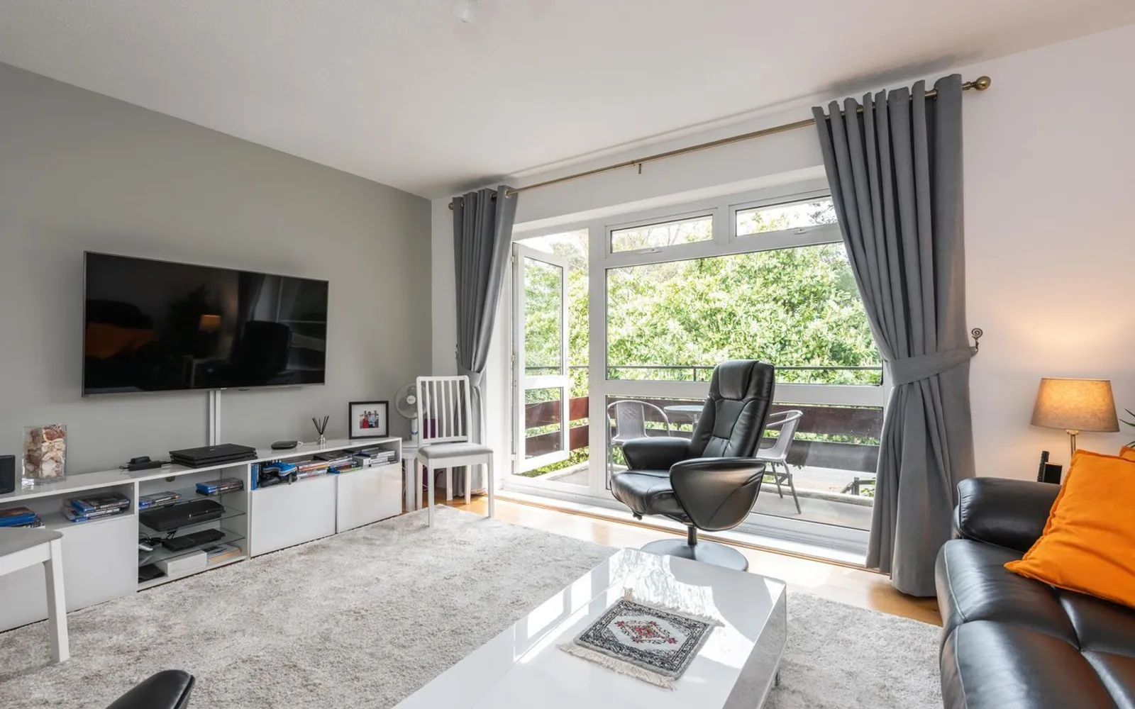 Flat Oatlands Avenue in Elmbridge