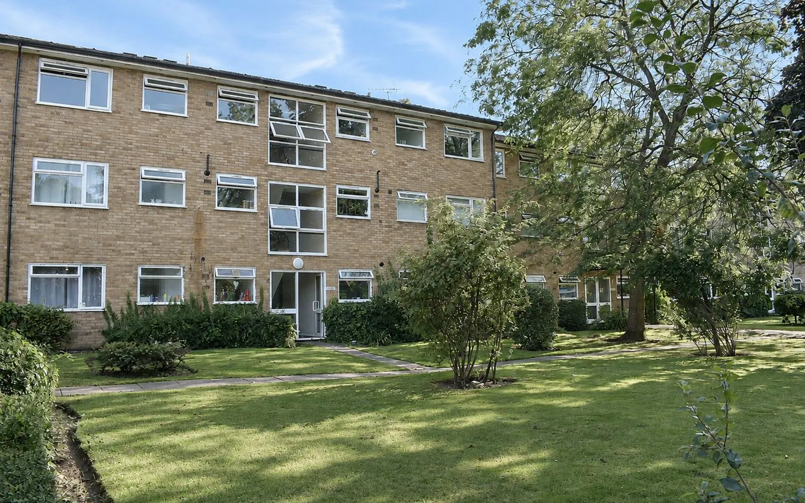 Flat Oatlands Avenue in Elmbridge