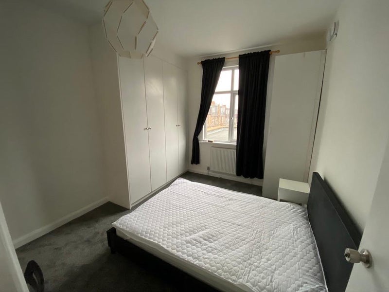 Room Pitshanger Lane in Greater London