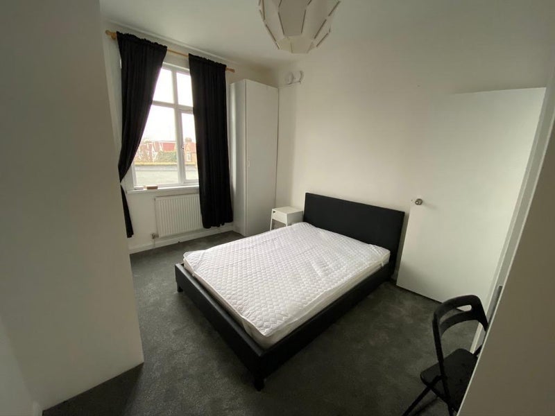 Room Pitshanger Lane in Greater London