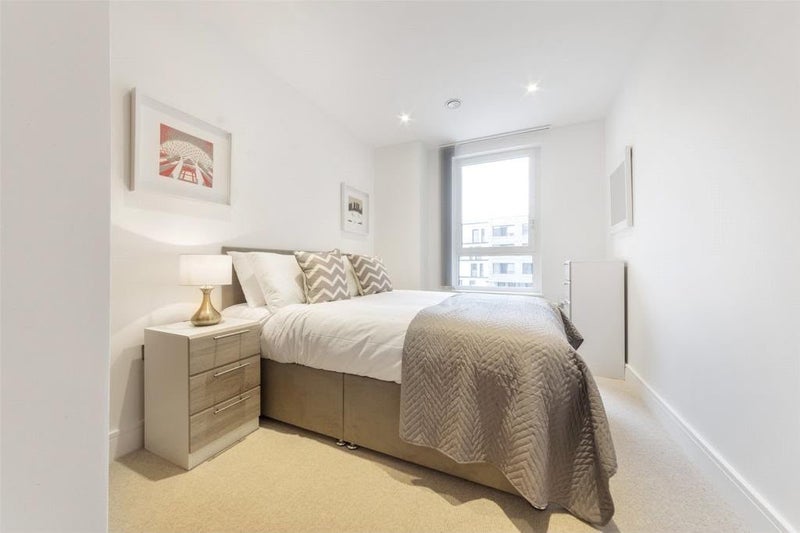 Room Plough Way in Greater London
