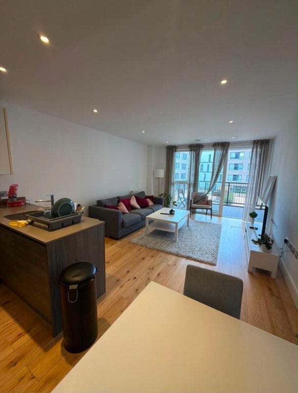 Room Plough Way in Greater London