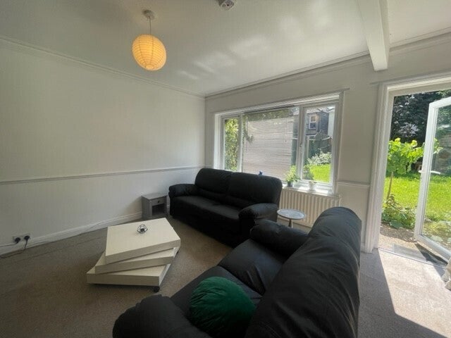 Room Princess Road in Poole