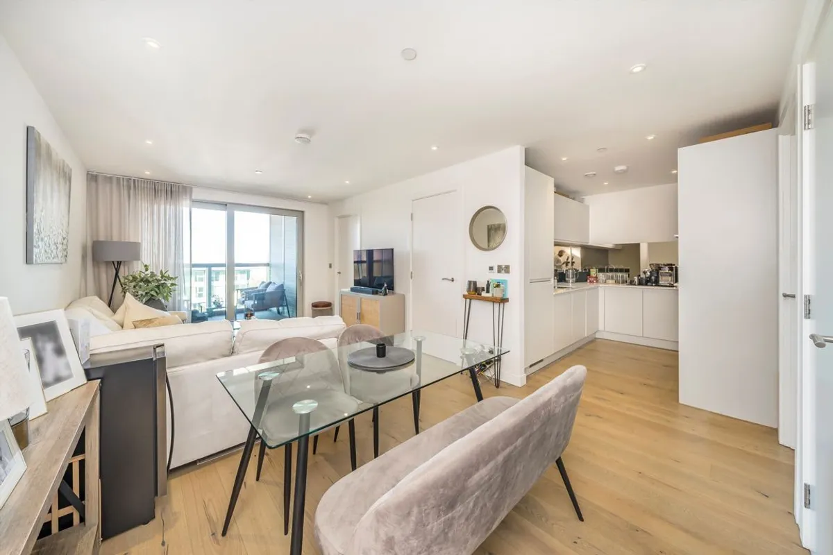 Flat Buckhold Road in Greater London