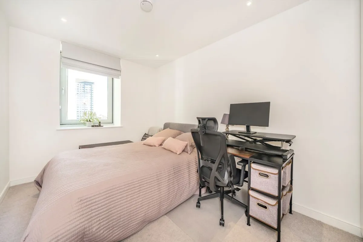 Flat Buckhold Road in Greater London