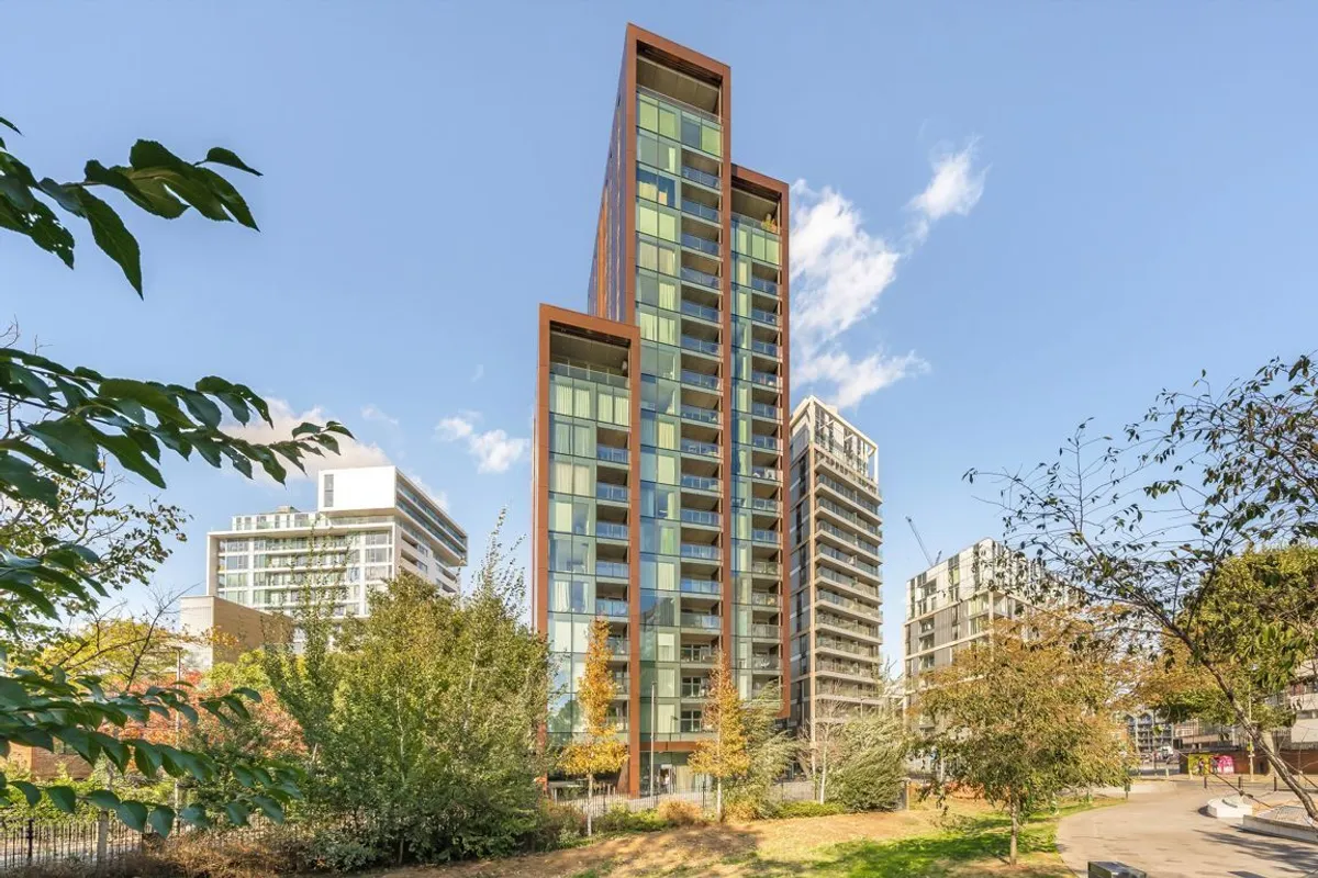 Flat Buckhold Road in Greater London