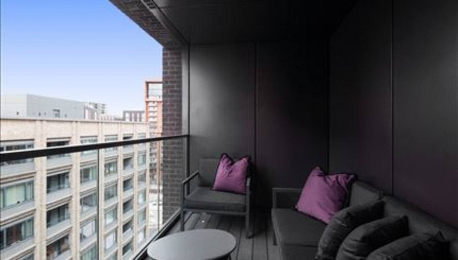 Flat Ponton Road in Greater London