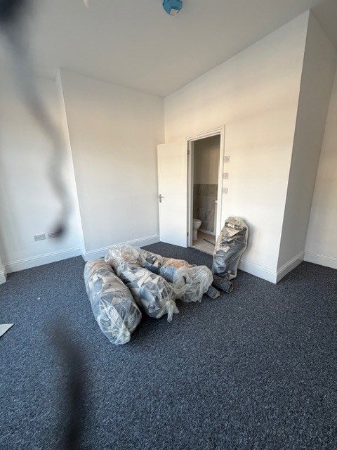 Room Ashburnham Road in Luton