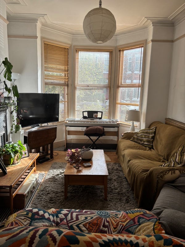 Room Warwick Road in Manchester