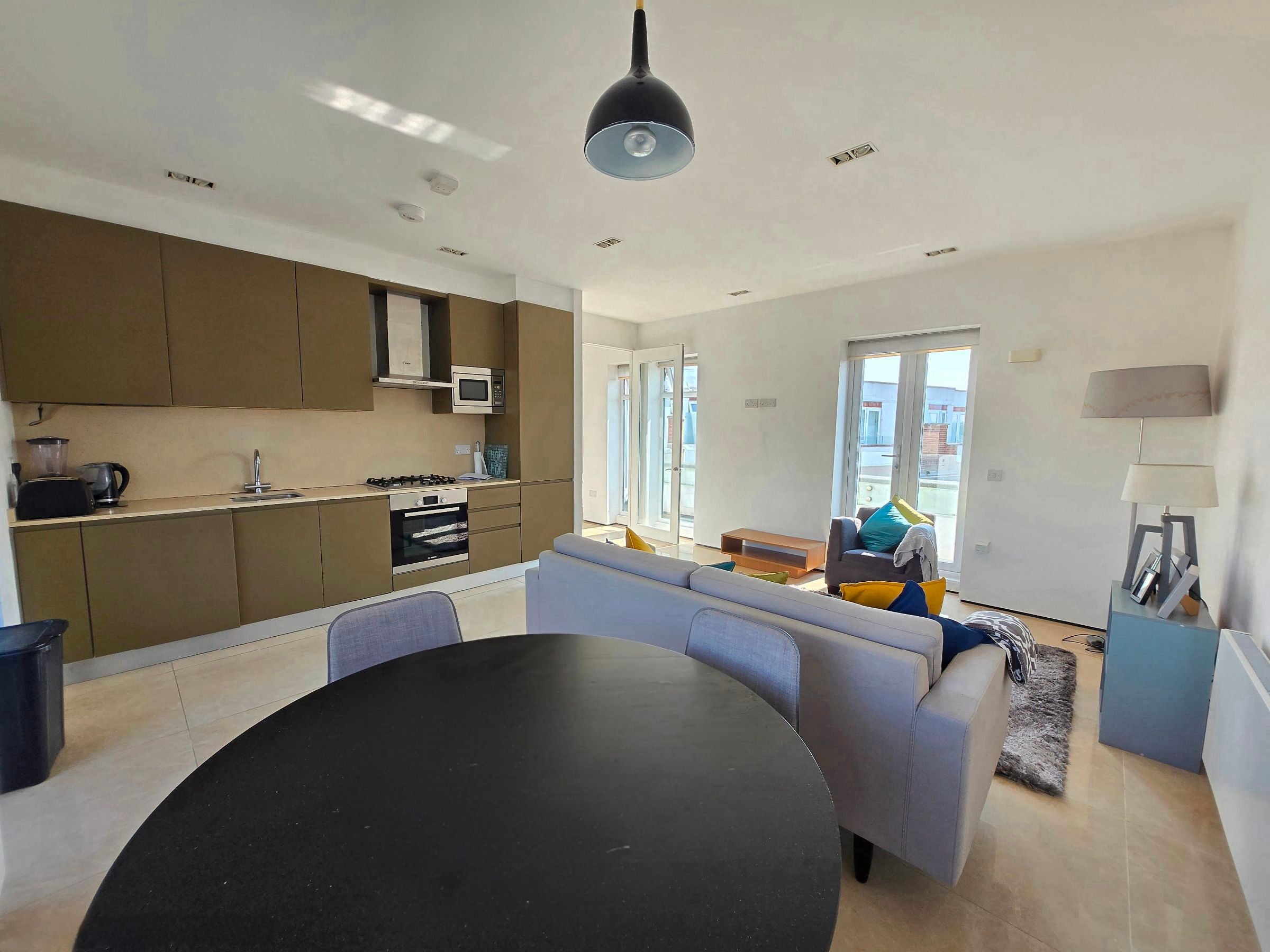 Flat Hale Lane in Greater London