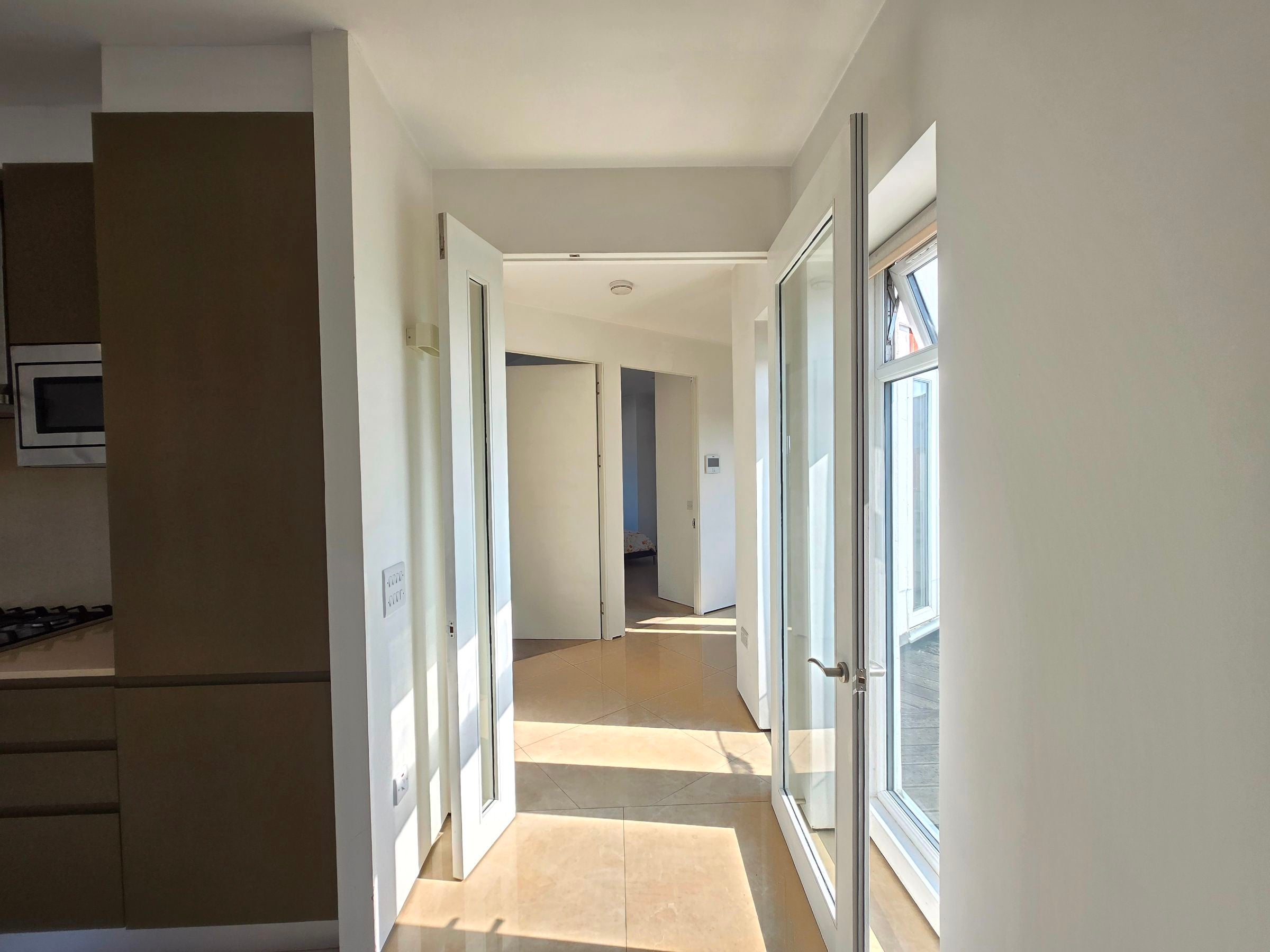 Flat Hale Lane in Greater London