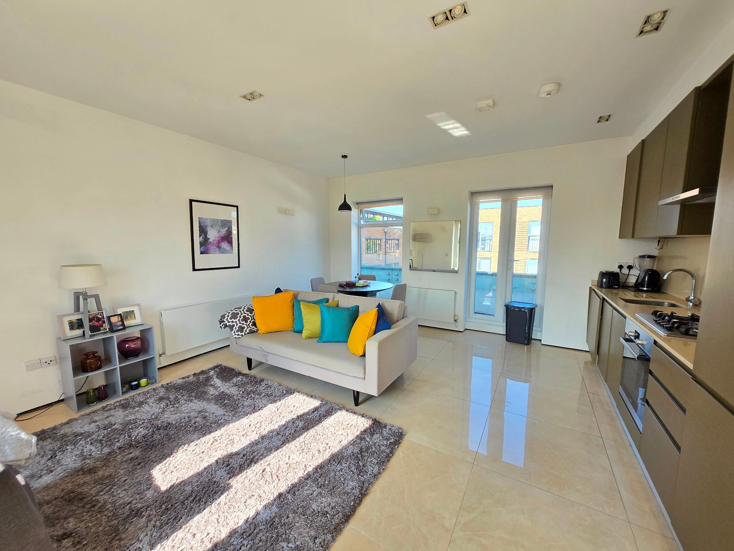 Flat Hale Lane in Greater London