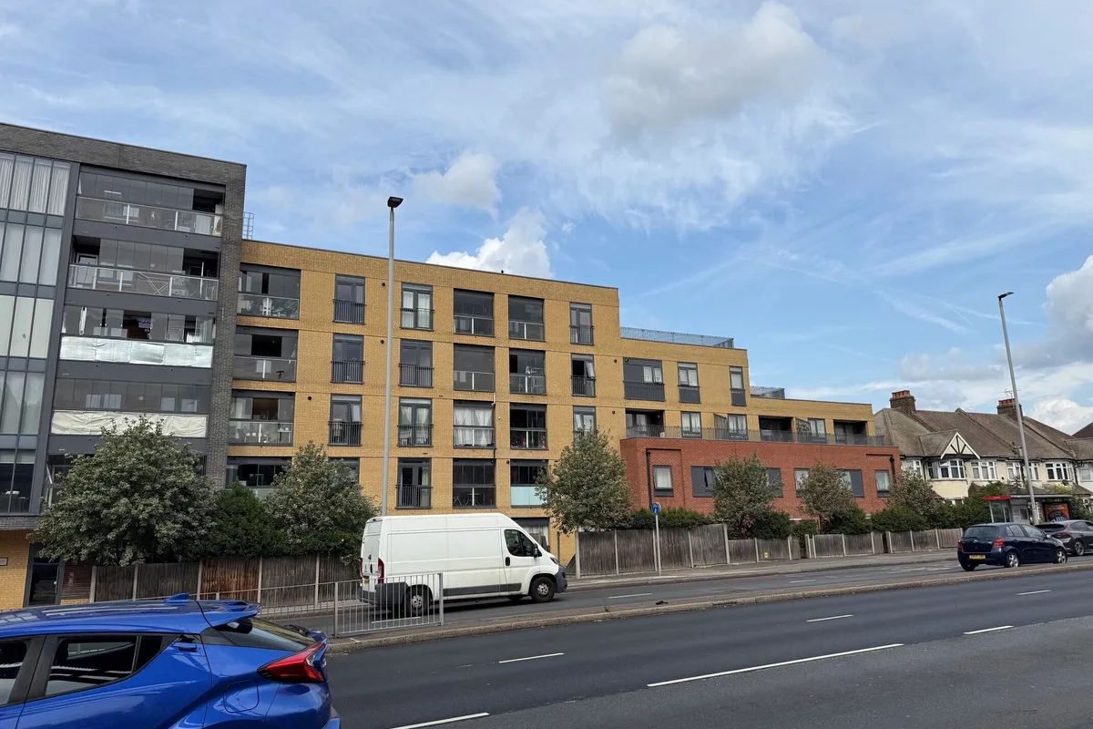 Flat Bowes Road in Greater London