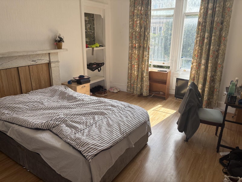 Room Barrington Drive in Glasgow