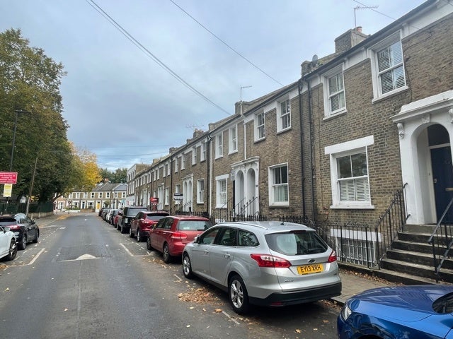 Flat Hurst Street in Greater London